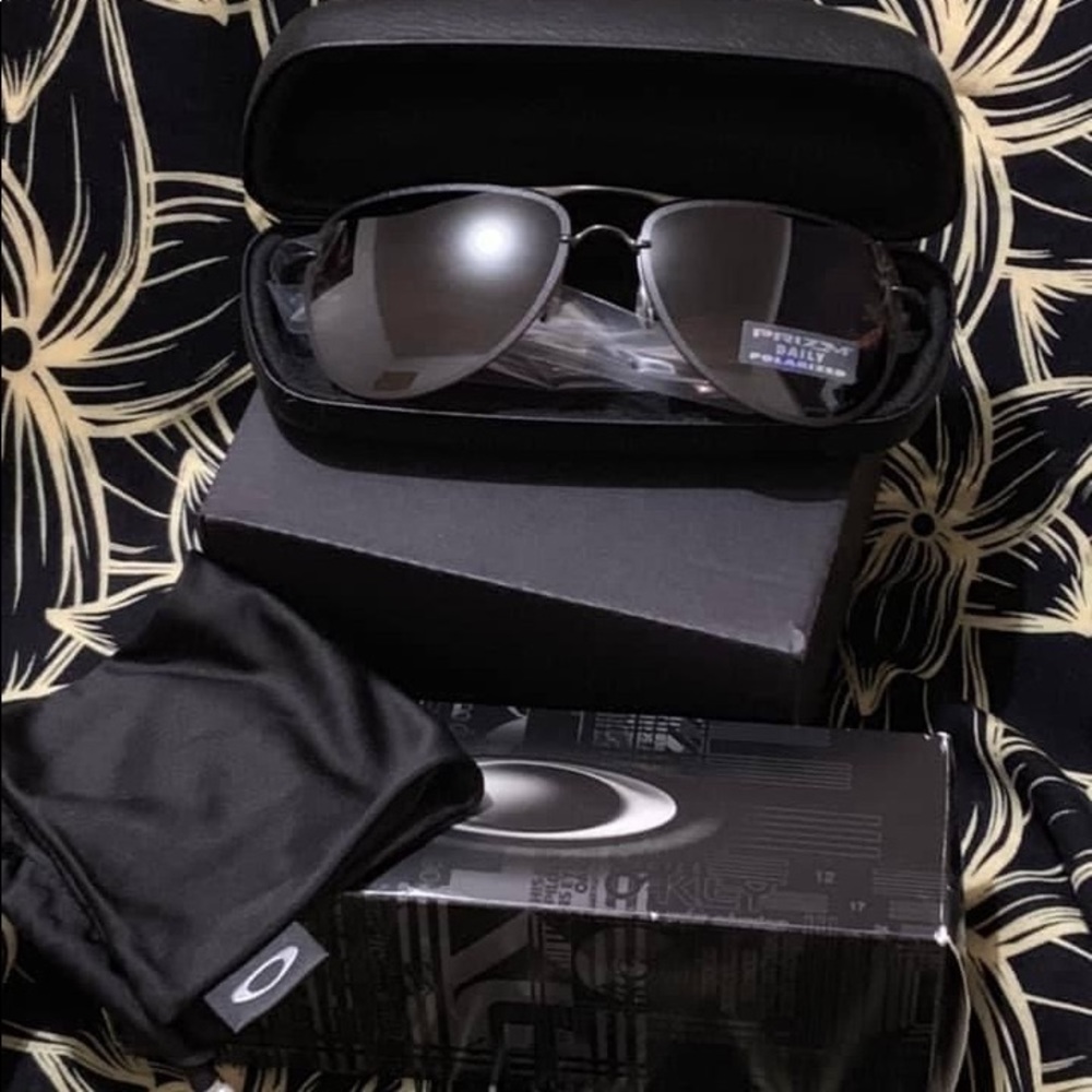 BNWOT OAKLEY SUNGLASSES